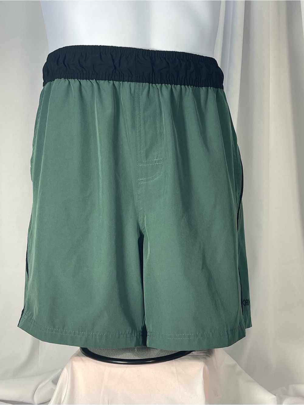 Men’s LEG3ND Green w/black trim 3 pocket Sport Shorts - Size L summer casual